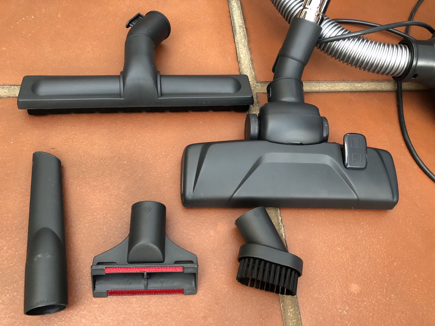 Nhận hàng nhưng là hàng trưng bày nên các chi tiết trong thùng vứt bừa bải & không có mút xốp hoặc khung giấy định vị máy ... kiểm tra trong sách hướng dẫn sử dụng thấy thiếu 1 đầu hút Turbo
Đã khiếu nại trực tiếp & làm thủ tục chụp hình e*** cộng với gọi lại nhắc nhở check *** nhưng đã 3 ngày mà không thấy động thái nào 
Sau này sẽ nói không với thằng TIKI này thôi