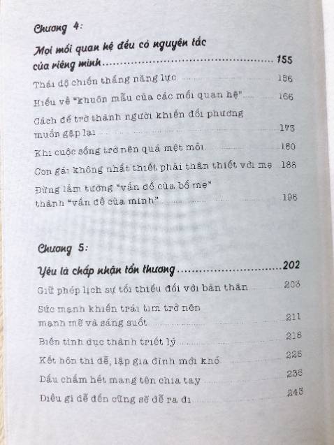 Sách siêu xinh, nội dung cũng khiến mình ấm áp thêm và biết trân trọng bản thân mình hơn. Sách có tặng thêm 4 bookmark ko ấn tượng lắm, nhưng cũng ko phải là xấu, mình định cắt mấy tấm hình ra xem chừng làm được nhiều việc hơn:))) Tuy nhiên sách dù được bọc kính nhưng lại bị móp vài chỗ trên cạnh sách, thấy hơi buồn...