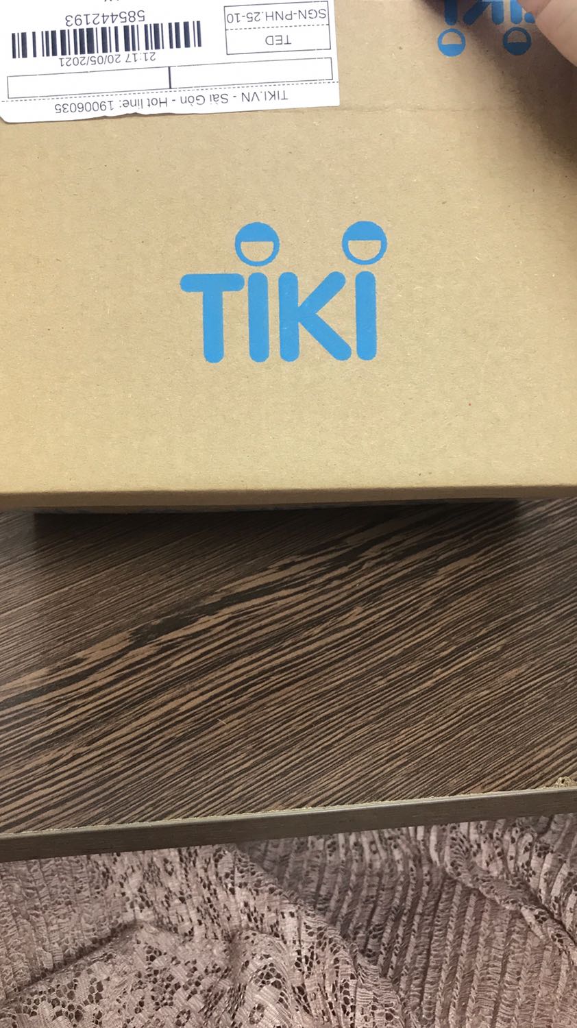 Tiki giao hàng nhanh cực, tối đặt sáng hôm sau có, kính có tí mà cái hộp to đã lun.
Sp thì 18k thì cũng ngon bổ rẻ rồi, kính hơi lệch tâm tí chỉnh lại ko sao.
Anh ship giọng ấm ghia như ông anh web 5s á. Keke
10 điểm cho TiKi và Shop bán kính nhé.