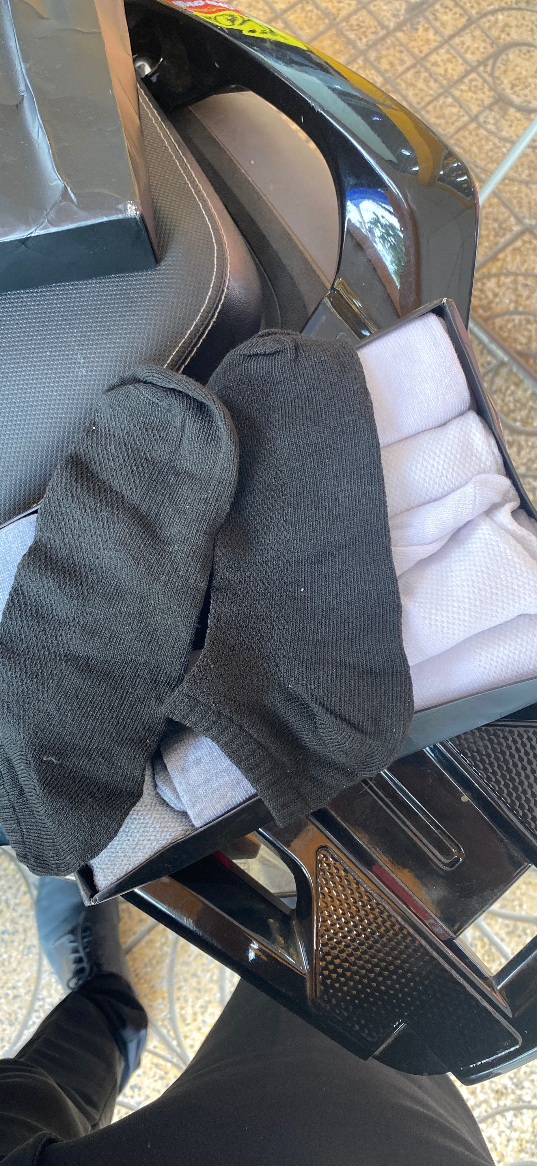 lần trước mình mua, tổng 5 màu 1 loại 2 cái, bao bì giống hình , lần này mua thì quá thất bại. vải thô , nhằm đôi chiếc nhỏ chiếc to. gói sản phẩm kém chất lượng, mong TiKi cải thiện tốt hơn. đánh giá 1 sao  vì sản phẩm kém chất lượng, thanhk