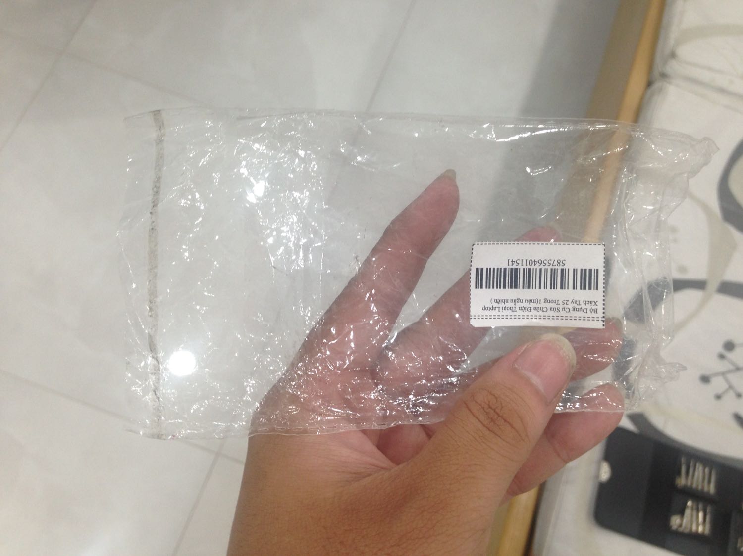 hàng chưa khui hộp mà đã rớt lung tung bên trong hộp, bao bì dán nham nhở, keo dán đã khô queo, chứng tỏ tiki không thèm kiểm tra chất lượng cũng như việc đóng gói sản phẩm, 
thậm chí sản phẩm mất 1 đầu và cây trục lõng lẻo như đã qua sử dụng rất nhiều lần 
tiki bán sản phẩm này cho tôi như vứt đi uy tín của chính tiki và coi thường khách hàng