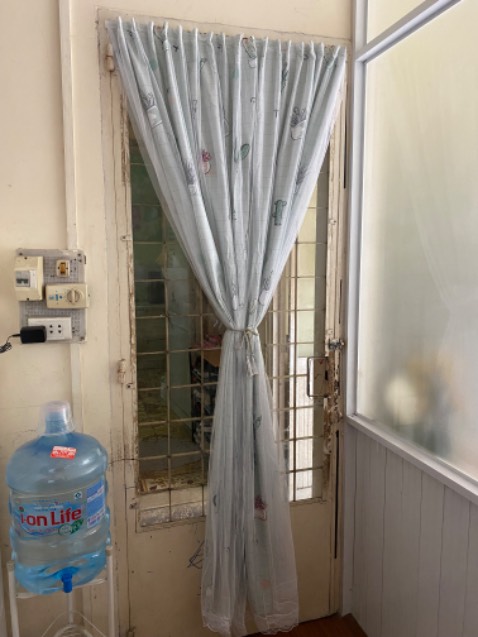 Rèm đẹp nha mn, cửa phòng mình khoảng 1x2.2m nhưng mình đặt loại 1.8x2m về xếp ly treo rất đẹp, miếng dán còn dư dành cho lần sau. 10đ cho mức giá này