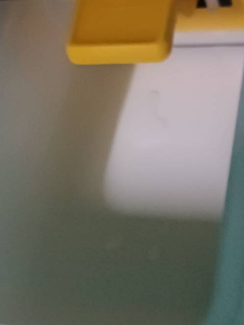 Tôi đi công tác nước ngoài không thể đến các siêu thị điện máy trực tiếp chọn lựa giáo hết niềm tin vào tiki. Sau đó tôi nhận lại sự thất vọng. Đầu tiền phần khay đựng nước giặt không hoạt động, chúng tôi đã liên hệ nhân viên bên phía tiki hướng dẫn sửa chữa nhưng vẫn không được. Giặt đồ xà phòng không xuống. Thứ hai, toàn bộ đồ giặt đều không được vắt mặc dù đã chọn chế độ vắt. Tôi đã yêu cầu nhân viên quay lại 2 lần xem tình trạng máy nhưng vẫn không khả quan. Tôi muốn hoàn lại tiền hoặc hoàn lại một chiếc máy mới. Nhiều lần mua điện máy trên tiki nhưng lần này tôi thật sự rất thất vọng