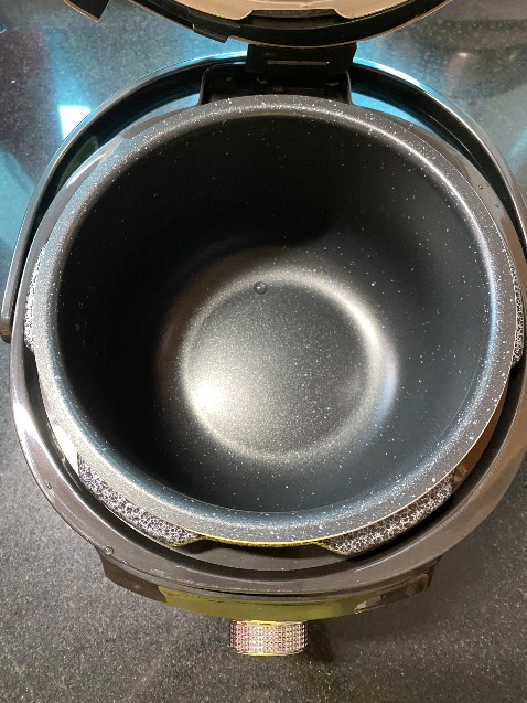 Mình nhận được nồi hầm đa năng loại nhỏ 2,5 lít phù hợp cho gia đình ít người mình mua lần 2, lần đầu mua cho con dùng thích quá giờ mua cho mình. Nồi đẹp hầm lại nhanh mình săn được giá giảm ngày 5.5, mọi người cứ yên tâm mua nhé.