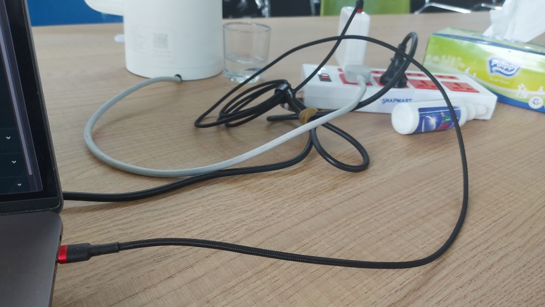 canh dc khuyến mãi giá rẻ nên mua thử. sợ trúng cửa hàng bán đồ dỏm.. nhưng ko. mở ra ngay lúc nhận hàng để kiêm tra cho chắc, thấy hàng thật sự ngon. thấy cái tem dán tặng trong hộp là biết chính hãng baseus rồi. cam on shop Việt Chất Store