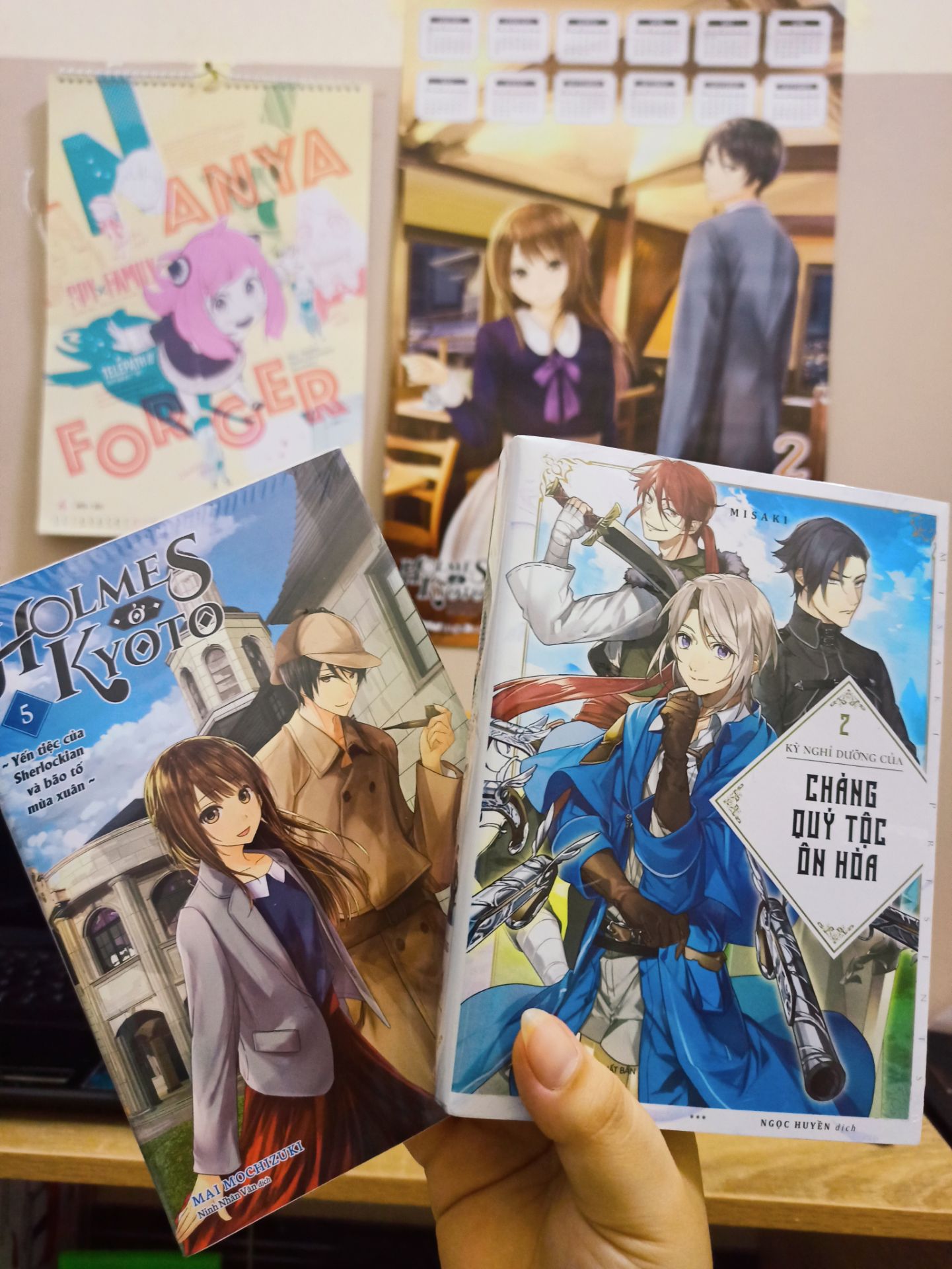 Đặt tối 29 sáng 30 giao luôn, mà chắc ngày lễ chạy ship nên gáy sách có hơi móp nhẹ, sách còn nguyên seal, phụ kiện đầy đủ, xinh xỉu.