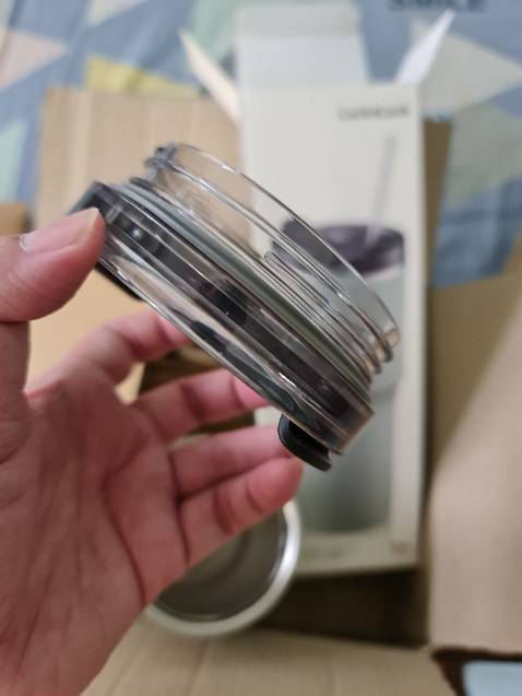 Thiết kế đẹp nhưng phần tay cầm cao su không biết có dễ vs không, cầm lâu sợ bị đen và chảy cao su. Phần đế có lót cao su chống trượt (ko thấy ai review có nên lúc mua m cũng hơi lo). Ống hút đi kèm hơi dài và ko cong đầu nên m dùng ống cũ có cong. Nếu muốn xài set 6 ống hút silicon của LnL luôn cũng vừa, nhưng phải xoay đầu miệng lớn. Nắp là dạng vặn không phải bật mở. Chưa *** giữ nhiệt nhưng nắp nhựa nên chắc chắn để đá cao sẽ ra mồ hôi rồi.