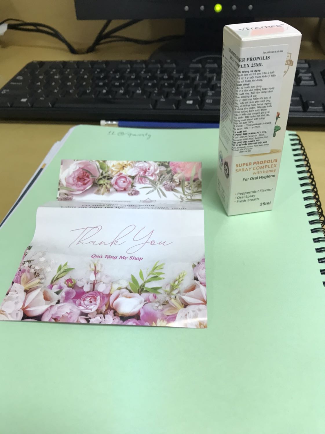 Hàng nhận đầy đủ hộp tem nhãn và giấy cảm ơn, mong là hàng tốt chính hãng mình sẽ mua thêm. Lúc trước mình mua chỗ khác mỗi lần bị hơi hơi đau họng xịt ngủ 1 giấc sáng dậy bt luôn, ko cần uống thuốc. Có điều hơi cay nên bé nhỏ nhà mình ko xài đc