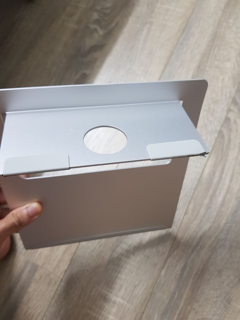 hàng cũ và bẩn như thế này cũng có thể giao cho khách hàng được?? phần cao su ở đế bị loét hết ra