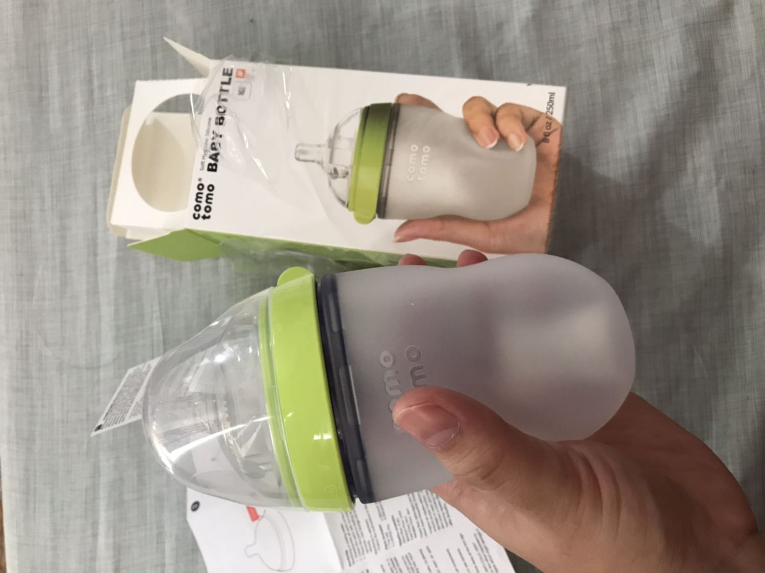 Hàng có hộp đẹp. Bình sữa mềm, núm mềm, em bé 4 tháng hợp tác bú.