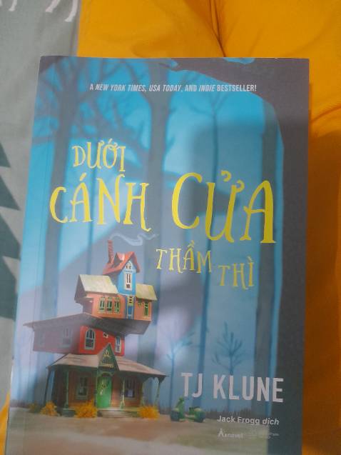 Mỉnh đánh giá cao dịch vụ giao hàng bên Tiki. Trước giờ mua sách là tự động nghĩ tới tiki. Về nội dung cuốn sách thì mình lại hối hận khi mua nó, chỉ vì đọc vài câu review rằng đây là câu chuyện chữa lành, nhưng nó thật sự ko hợp với mình, cái kết chưng hửng thiệt chứ, tác giả chắc là người thuộc xu hướng giới tính thứ 3. Có lẽ mình là đọc già khó tính rồi!!! Mình sẽ pass cuốn sách ra tiệm sách cũ ngay và luôn. Hic!