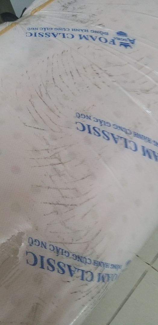 hình như nệm cũ, đóng gói bẩn quá, keo dán đầy mặt nệm
