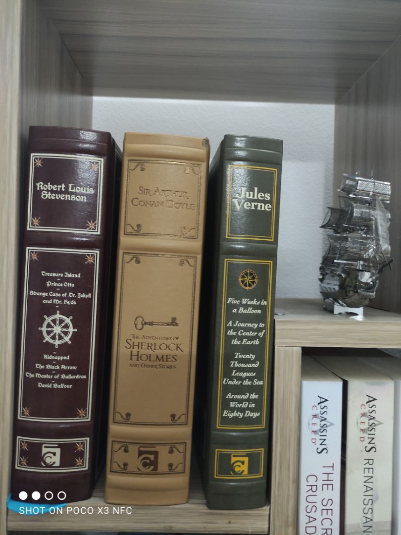 Sách tốt, dù màu sơn vàng hơi bị phai
Mỏng hơn so với những cuốn cùng loại