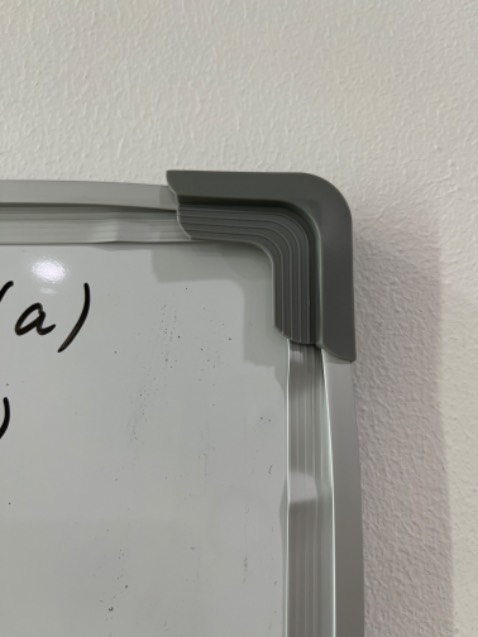 Bảng bị móp rất nặng trong khi lớp bọc carton bên ngoài lại không hề bị sao, móp 2/4 góc bảng, làm mình con gái phải tự tháo ra gò lại, mất hết một buổi luôn, hình chụp là đã gò lại rồi mới được như vậy.
Ko hiểu là có phải shop thấy mình ở xa nên cố tình gửi bảng lỗi không. Còn những đồ vp phẩm khác thì đều dùng tốt, giá cả phải chăng.