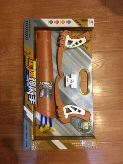 Sản phẩm được đóng gói rất đẹp, có thể dùng làm quà tặng. Chất lượng sản phẩm tốt. Đầu mũi tên là chất liệu nhựa mềm nên có thể yên tâm để trẻ chơi