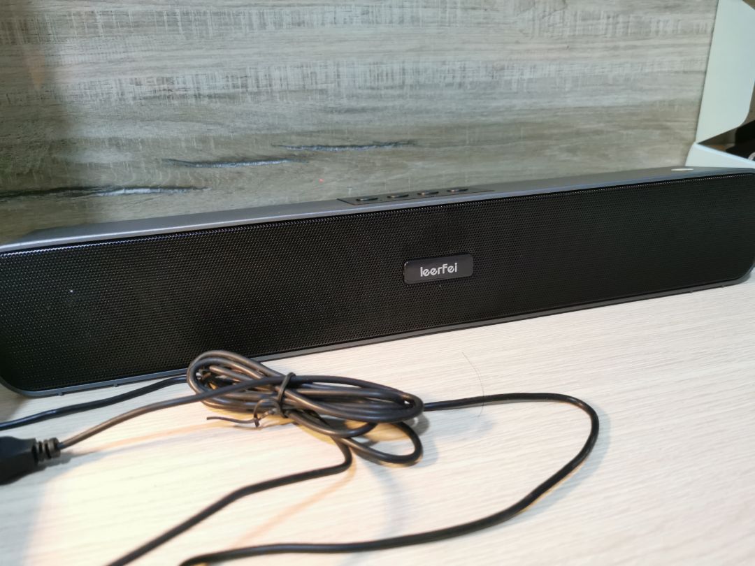 Loa nghe ổn, có cả đài FM khá tiện dụng, kết nối với điện thoại hoặc máy tính khá nhanh, tuy nhiên mình mua xsmart sao lại gửi loa leefei, loa này các nơi khác bán rẻ hơn