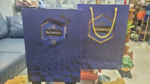 Hộp quà có túi xách đầy đủ, rất lịch sự. Giá đang giảm nên mua để giành có dịp lôi ra uống. Hàng thì chính hãng, nhưng đối với rượu của cty alchemy thì không bao giờ check được code hải quan?!! Tại sao vậy?!