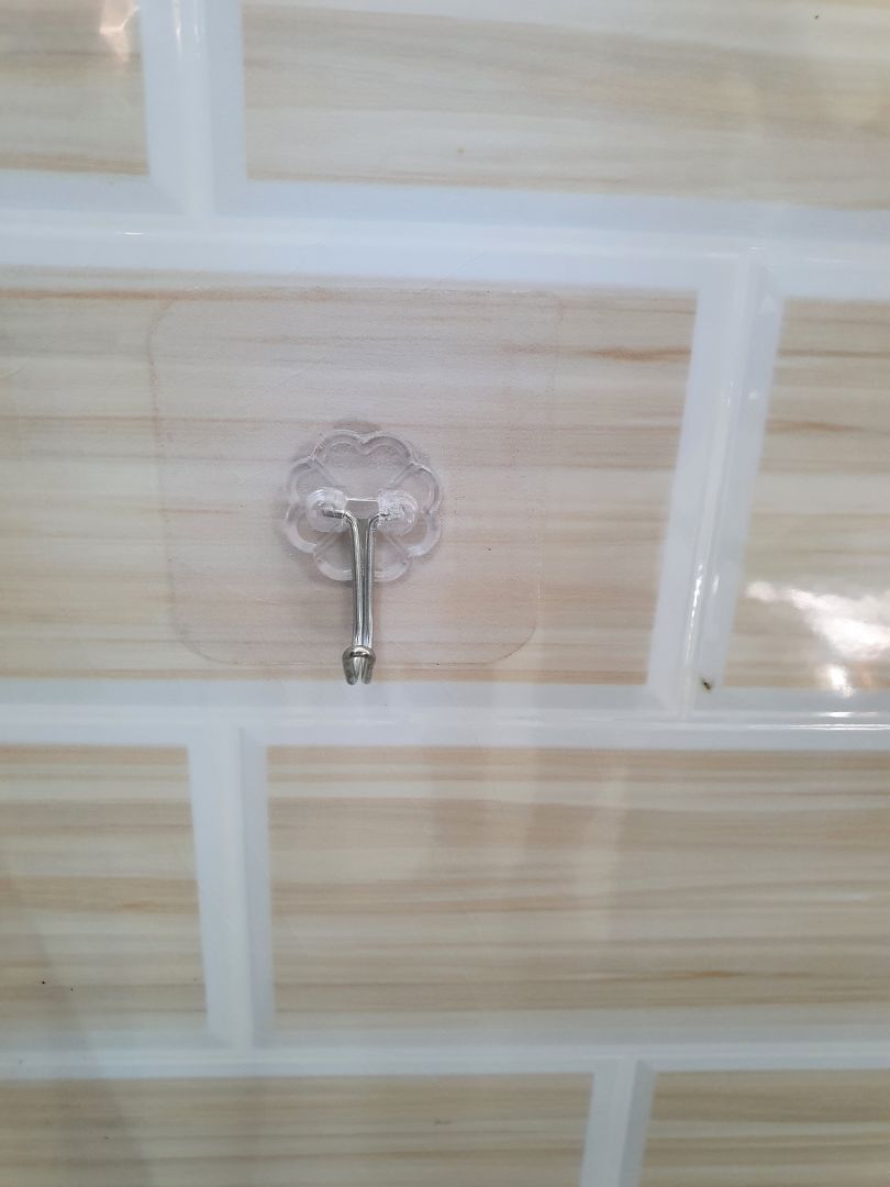 M từng sài qua móc này. cảm thấy giá rẻ và rất bền.
nhưng có 1 nhược điểm là nếu để móc bị cong vênh miếng dán thì sẽ k ăn tường (chỉ dán tường gạch men bóng nha mn). vừa dán xong nó rớt luôn 2 cái 😹

15/6 cập nhật mình đã bị rớt 5/10 móc do móc bị vênh sẵn nên dán k ăn tường hic
📌 Khi dán mn bóc nhẹ nhàng và miết từ trên xuống để k lọt khí miếng dán trên tường thì móc sẽ dính chặt rất bềnh 
đề nghị shop bảo quản và gói hàng cẩn thận cho loại móc này.