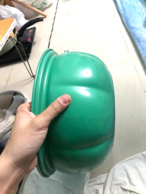 Mình mua về nấu cháo được đúng một lần rửa lại ngay sau đó, chỉ dùng đúng một lần và liên hệ Tiki giải quyết phải cần clip mở hàng. Thật sự lần đầu mua hàng trên đây gặp tình trạng như thế này, hàng kém chất lượng bong tróc hết lớp sơn chống dính, rỉ sét chất liệu kém chất lượng gây hại sức khoẻ. Rất không nên mua, đã muốn mua hàng online để nhanh chóng mà cách giải quyết chậm chạp yêu cầu đủ thứ mình đã quay clip sau ngày đó mà lại bảo không đầy đủ thiếu clip mở hàng. Vậy cho hỏi shop có clip đóng gói sản phẩm trước khi giao không?