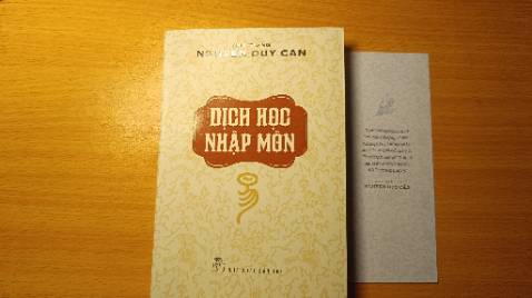 Mìn đã mua dịch kinh tường giải với dịch tượng luận nhưng vẫn còn thấy rất khó hiểu nên đã mua cuốn này. Về nội dung thì thấy đơn giản và dễ hiểu hơn. Cuốn này bìa mềm, giấy tốt nhưng đồ hình ít hơn 2 cuốn kia
