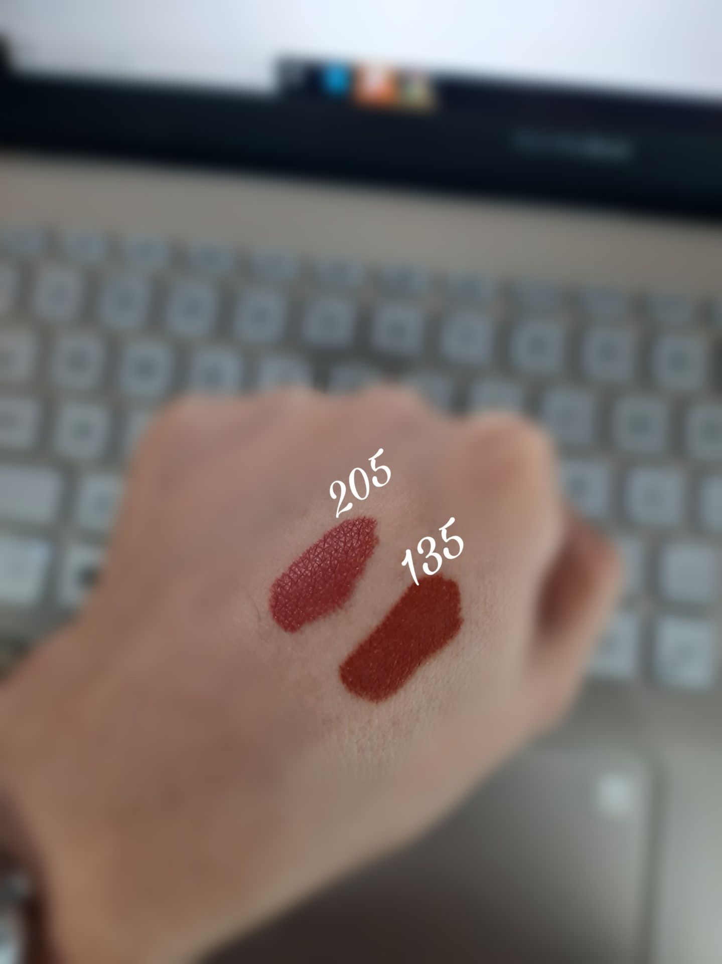 Giao hàng quá lâu, tuýp kem nền bé xíu, dễ thương
Son lì, có mùi chocolate - cá nhân mình thì không thích mùi này cho lắm. Son không phải là ăn sẽ không trôi, vẫn trôi trong lòng môi nhưng không đáng kể - với điều kiện là bạn để son set lại từ 4-5h. Son tẩy bằng nước tẩy trang bình thường sẽ khó ra & 2 màu swatch ra tay có vẻ khác nhau, nhưng lên môi mình thì na ná.