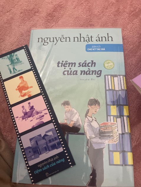 Mua sách trúng Secret là có thật nè!!! Cuốn có chữ ký của bác Ánh luôn mê quáaa! Đã thế Bookmark siêu cứng cáp luôn ý, chất liệu gì mà mượt như nhung ấy siêu mê! Yêu Tiki yêu bác Ánh vô cùng 😍