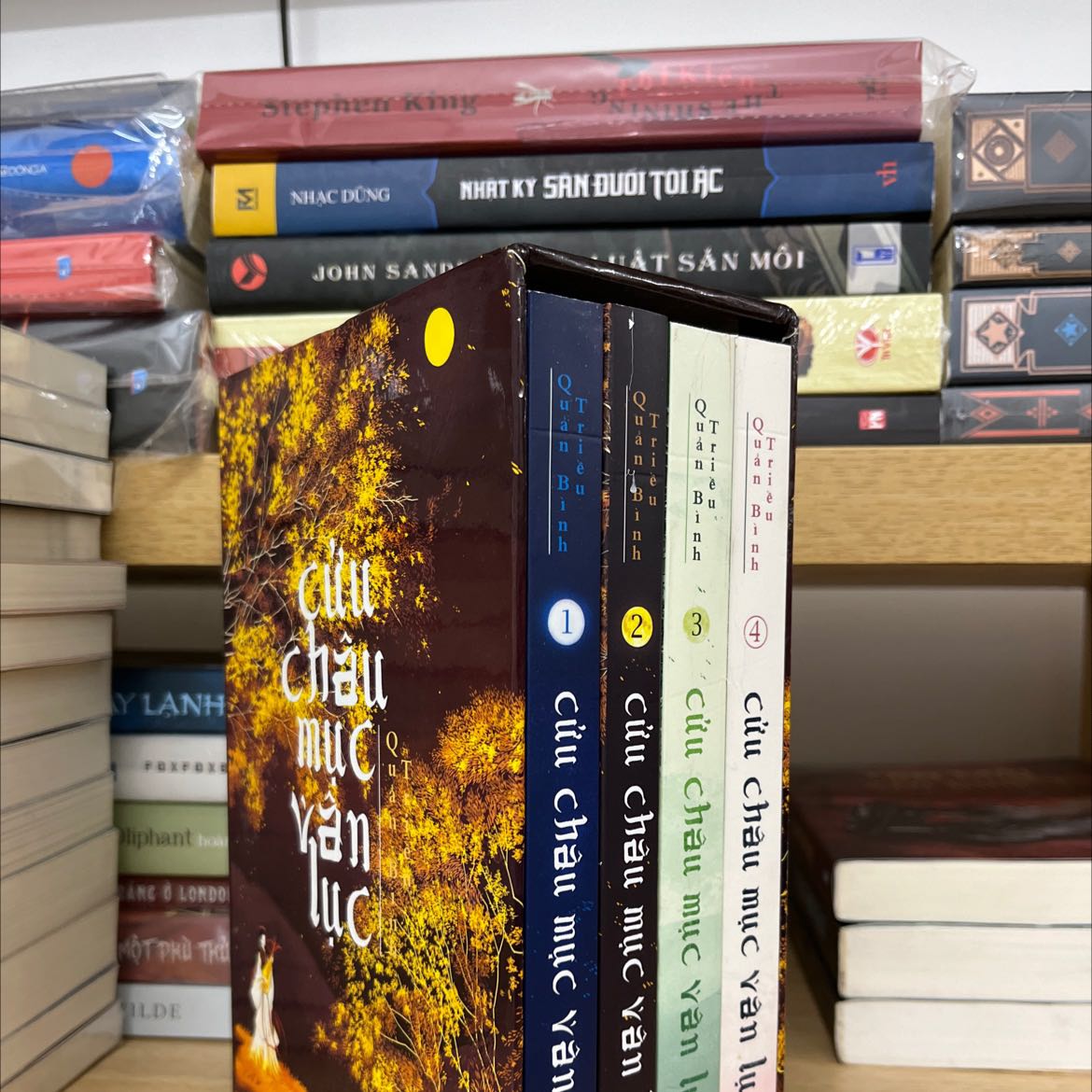 Bộ này mình mua được giá giảm 50%. Sách không vấn đề gì, chỉ có hộp hơi cũ, lớp seal bên ngoài bị rách nên hộp bị trầy xước, hơi buồn một chút.