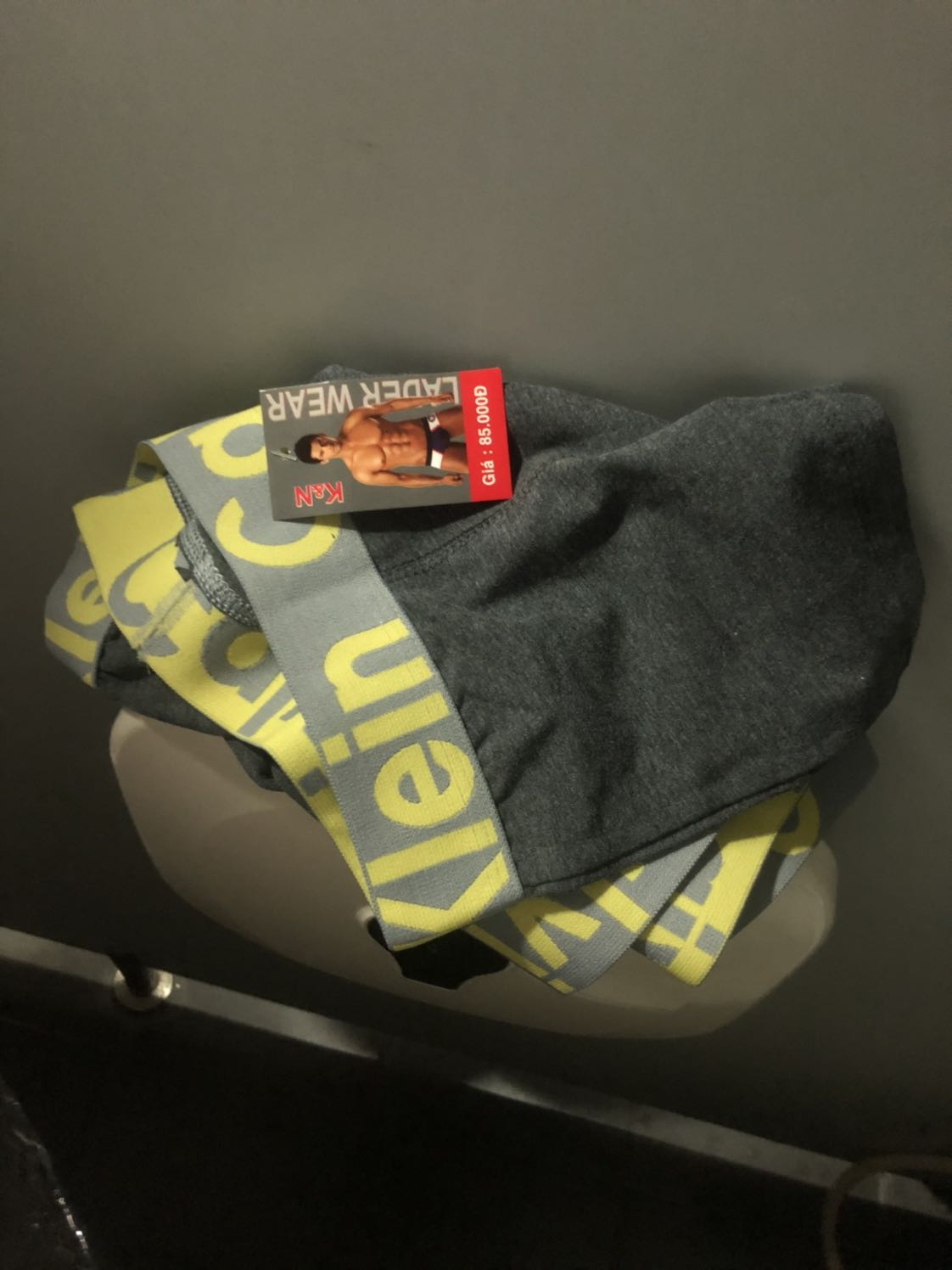 Sao mình đặt hàng hình ảnh quần này, mà lại giao quần khác vậy shop. Liên hệ lại giúp mình (***)
Mình đã đặt nhiều sp tương tự ở shop rồi. Chắc có sự nhầm lần.