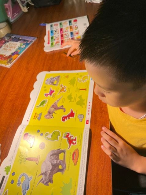 Bạn nhà mình 4 tuổi, rất hiếu động, mình mua mấy cuốn này về để rèn cho bé tập trung và calm down, thì thấy có hiệu quả, tối nào hai mẹ con cũng chơi và học khoảng 1hr rồi mới đi ngủ, các mẹ có thể tham khảo để cùng chơi và học với con nhé!