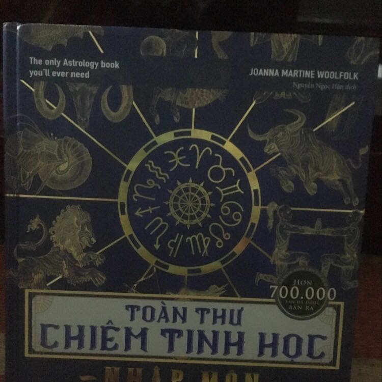 Sách đẹp lắm:)) mà được tặng kèm theo một quyển sách mà lặp lại với quyển sách trước rồi:)) nhưng thôi giữ làm kỉ niệm vậy:)) giao hàng nhanh:) đóng gói kĩ:)) nhìn sách mê lắm luôn ý:)) khửa khửa:)) sẽ tiếp tục ủng hộ cho shop dài dài:))
