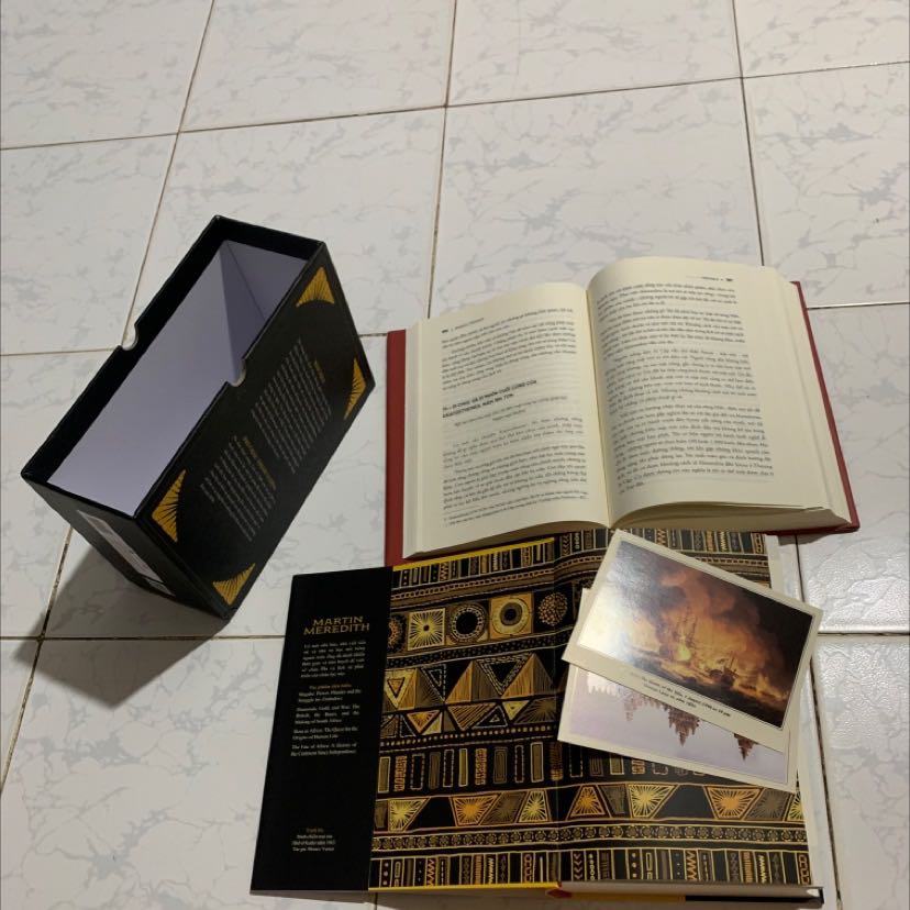 Bộ sách đẹp, có tặng kèm postcard, điểm trừ là box bị rách.
