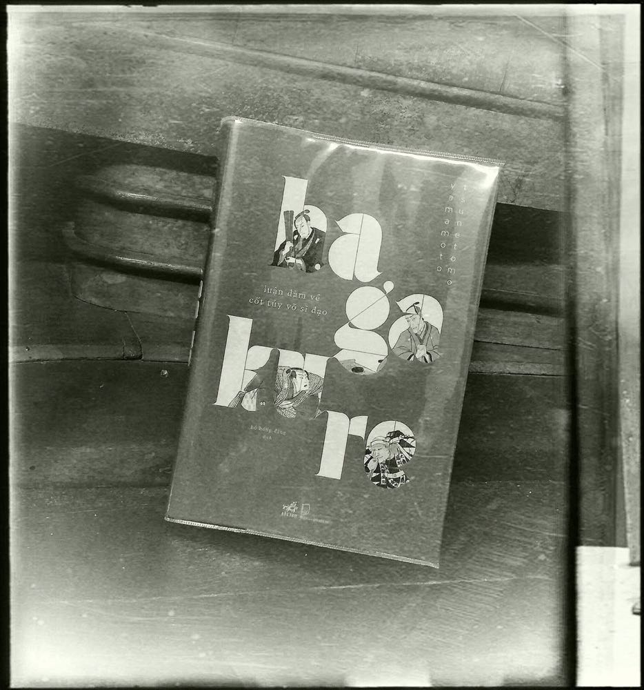 Nói một cách gọn gẽ thì Hagakure Kikigaki là một tập ghi chép lại những dòng suy tư của tác giả Yamamoto Tsunetomo về phiên Saga mà ông phụng sự, và còn ghi lại giai thoại về những samurai ở những xứ khác. Nhưng để đọc và ngẫm được Hagakure thì độc giả cần tìm hiểu một chút về samurai. 

Sai lầm thường thấy là mọi người hay gộp chung tất cả samurai lại, thế nhưng có rất nhiều cấp bậc trong giới samurai, nhiệm vụ và kỳ vọng ở mỗi cấp bậc khác nhau đáng kể. Do đó, lòng trung thành và thái độ lý tưởng cũng khác nhau. Samurai cấp trung và thấp là hiện thân của lòng “phụng sự mang tính biểu tượng” trong khi với samurai cấp cao là “lòng trung thành để tham mưu”. Samurai cấp trung và thấp được khuyến khích phụng sự vô điều kiện và mù quáng tuân lệnh, sẵn sàng điên loạn hy sinh mạng sống bằng cách bước vào một cơn “cuồng tử” với cái tâm thuần khiết, không có tầm ảnh hưởng đến cách cai trị phiên hay tư tưởng của chúa phiên. Cách thực tiễn duy nhất để họ tỏ lùng sùng kính cho chủ là dùng võ thuật và tinh thần để hành động bạo lực hoặc hy sinh mạng sống. Samurai cấp bậc này về cơ bản là quân cờ thí.

Mặt khác “lòng trung thành để tham mưu” lại dành riêng cho các samurai cấp bậc cao. Để hoành thành trọng trách quân sư cho chủ tướng, cũng như can gián những sai phạm của ngài, vì lợi ích của chủ và toàn phiên, samurai cấp cao buộc phải giỏi ngoại giao, quyết tâm không vị kỷ, khôn ngoan và thận trọng. Danh dự cốt ở việc đưa ra những lời khuyên cẩn trọng mà kín đáo. Trong cả hai hình thức, trung thành biểu tượng hay trung thành tham mưu, quan trọng là samurai phải hành động ứng với một tâm ý thuần khiết, chuyên nhất, còn được gọi trong xuyên suốt các tranh sách Hagakure là Nhất Niệm.

Hiểu được về cấp bậc của samurai người đọc dễ nhìn nhận hơn những suy tư, những giáo điều, những thông điệp mâu thuẫn đến trắng trợn của Yamamoto Tsunetomo trong Hagakure, chỉ đơn giản bằng cách nhận diện mỗi đoạn văn đang nhắm tới cấp bậc samurai nào. Một số đoạn thì khuyên samurai nên dè dặt và kín đáo khi tham mưu cho chủ tướng, cùng lúc lại khuyên hãy tích cực tìm cách được công nhận trên con đường tìm kiếm vinh quang. Tương tự, samurai được khuyến khích hãy gián tiếp hậu thuẫn cho người khác vì mục tiêu giúp ích cho toàn gia tộc. Dẫu vậy, ở một đoạn khác cho thấy chính tác giả đã kháng lệnh phải ở lại thành, để được cùng chủ tướng lên đường chiến đấu…

Đọc Hagakure ngoài mục đích tìm hiểu kiến thức về văn hóa, lịch sử Nhật Bản, đặc biệt về samurai thì người đọc còn thu nạp thêm được những huấn từ, những giáo huấn về cách làm việc, cách sống, cách ăn nói, cách ứng xử, cách nhìn người, cách đối nhân xử thế của chính Yamamoto Tsunetomo và các bậc vĩ nhân phiên Saga hay các xứ khác. Như chính đoạn 135 – quyển 2 có chép “Vểnh tai lên mà kính cẩn chú tâm khi nghe người già kể chuyện, dù trước đó anh đã nghe qua. Có một số điều sẽ đánh động trái tim anh sau khi nghe mười, hai mươi, hay ba mươi lần. Đấy là khoảnh khắc đặc biệt được khai sáng. Có thể chỉ là những lời huyên thuyên từ những lão già, nhưng chúng chứa đựng trí tuệ của những samurai đã đạt thành chiến công hiển hách vào thời của họ”