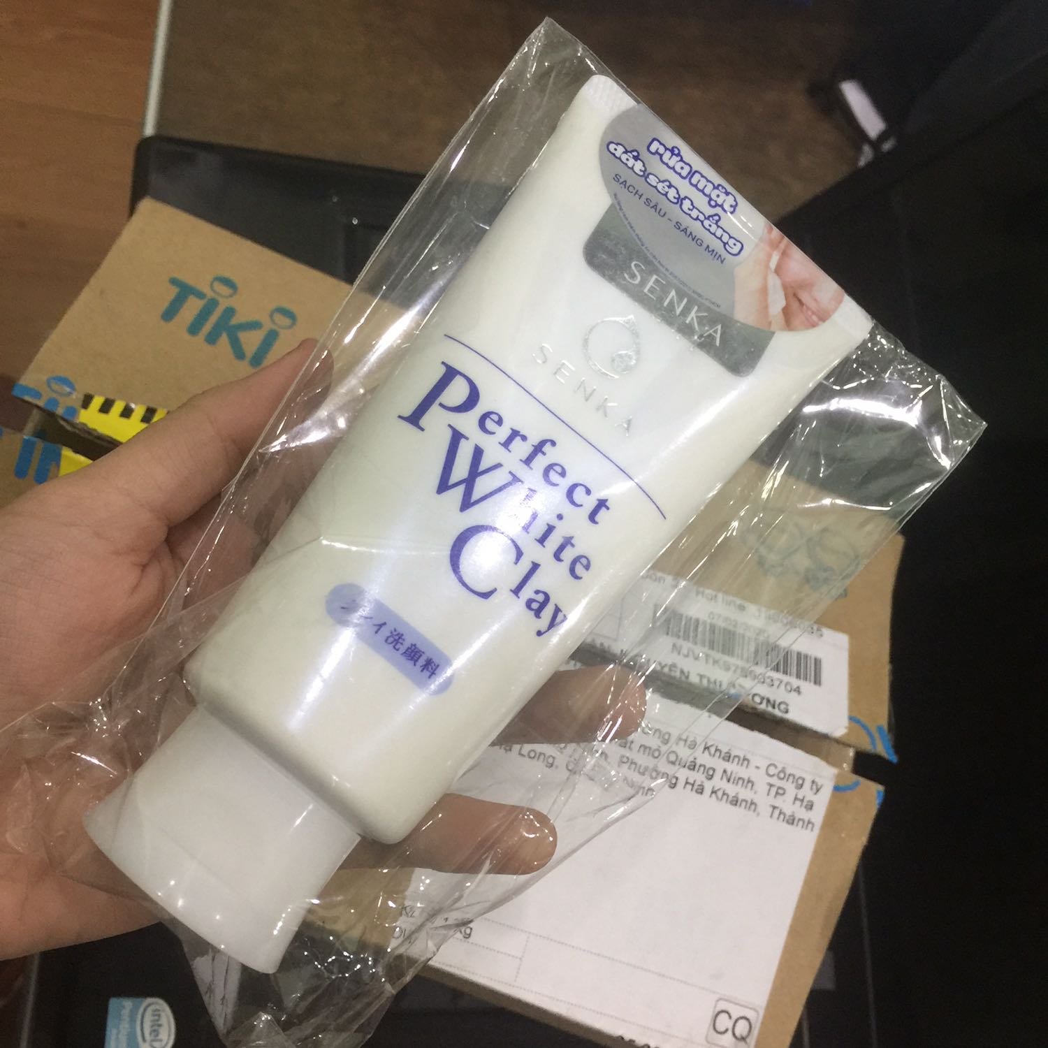 Đối vs cá nhân mình mà nói, ngày trước mình đã từng là “fan cứng” của Tiki. Nhưng có một thời gian dài mình thất vọng về Tiki rất nhiều, cả về cách phục vụ cũng như đội ngũ giao hàng của Tiki. Mình đã thất vọng tột độ khi thái độ phục vụ thiếu chuyên nghiệp của shipper, cũng như chất lươngk của các sản phẩm mình từng mua trước đó nên có một thời gian dài, mình k muốn đặt hàng ở trên Tiki nữa. Nhưng hôm nay, mình quyết định đặt mặt hàng này, phần vì rất rẻ, mà bản thân cũng còn một chút hy vọng mong manh về chất lượng các sản phẩm có mặt trên Tiki nên mình quyết định đặt mua. Uh, trc khi mua, mình có xem feedback của các bạn về sản phẩm cũng như cách giao hàng thiếu chuyên nghiệp nên mình cũng lo lo. Sau khi đặt xong và đến lúc nhận hàng thì mình thực sự ghi nhận sự tiếp thu và cầu tiến của Tiki khi đã nhận phản hồi không mấy tích cực về thái độ phục vụ. Lần giao hàng lần này, như các bạn thấy trên hình, hộp rất đẹp và chắc chắn, bên ngoài còn dán tem màu vàng đề chữ: “ Chú ý hàng dễ vỡ” . Bên trong hộp, sản phẩm cũng đã được bọc bên ngoài một lớp nilon và còn dán tem của nhà nhập khẩu. Thái độ shipper nhẹ nhàng, không “đầu mấu” như những lần giao hàng trc mà mình đã từng nhận ( Cũng có thể bởi vì là phụ nữ). Nói chung, đánh giá tổng quan một lần nữa, mình thực sự, thực dự ghi nhận sự cô gắng, tiếp thu cũng như sự khắc phục những nhược điểm mà còn tồn tại. Cảm ơn các bạn đội ngũ Tiki. Hãy cứ tiếp tục cố gắng như này nhé.
Thân gửi!