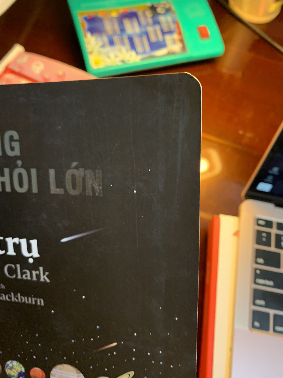 Sách giao khá nhanh nhưng hơi cũ, bìa hơi bị bẩn, có nếp quăn, gấp ở cạnh và góc bìa. Giấy mỏng và bìa mỏng