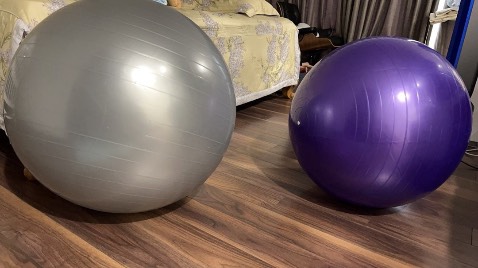 Bóng màu xinh, chắc chắn, giao nhanh, có bơm tặng kèm. Mua cả 2 lần đều ưngg. Mình dùng 2 size đều thấy ok nhưng bóng 65cm thì thấy vừa vặn hơn chắc cho mình thấp. Khuyên mọi người nên ra ngoài tiệm bơm nhaa chứ mình ngồi hì hục mãi mới được. Mình dùng bóng để tập vừa để làm đồ chơi bật nhảy quanh nhà😊