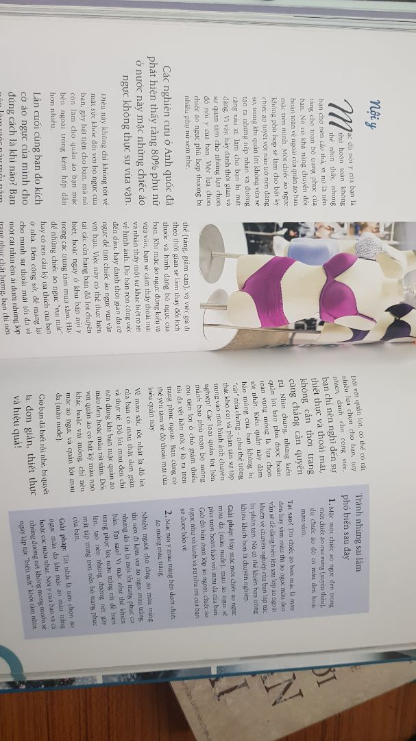 Về hình thức thì sách đẹp, giấy chất nè m.n
Shop đóng gói kỹ, tiki giao hàng nhanh.
Nội dung sách: mình chưa đọc hết, xem qua thì sách phù hợp vs giới văn phòng, các bạn beginner kiểu kiểu muốn build business image... Trong sách cũng có nhiều kiến thức thường thức cũng khá hay đó bạn.