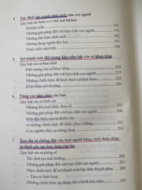 Lần đầu trong năm nay mới mua sách ở Tiki, từng đọc đánh giá về đóng gói sách bên Tiki nên còn ngại đặt nhiều, chỉ dám ord thử 1 quyển. Theo Tiên thấy là đã cải thiện tích cực rất nhiều so với trước đây, sách được bọc chống sốc khá dày và có seal bọc bên trong, mặc dù sách vẫn có một vài vết bẩn nhưng chỉ cần dùng khăn giấy khô lau nhẹ là sạch, ngoài ra khâu ord, đóng gói, tư vấn rất tốt. Còn quyển “ Những quy luật của bản chất con người “, Tiên thấy bố cục chia 18 mục lớn rõ ràng, cách trình bày dễ hiểu, hơn 800 trang lận nên là đọc từ từ để chiêm nghiệm hết những gì tác giả viết nên không cần vội. Bìa sách với chữ in nổi màu bạc, phối màu rất đẹp nữa. Với lại bên Tiki chưa hỗ trợ đổi địa chỉ nhận hàng, nếu muốn thay địa chỉ thì chỉ có thể huỷ đơn đặt lại thôi, mà làm vậy thì ảnh hưởng chất lượng shop, nên là cân nhắc kĩ địa chỉ trước khi đặt nha!🧣