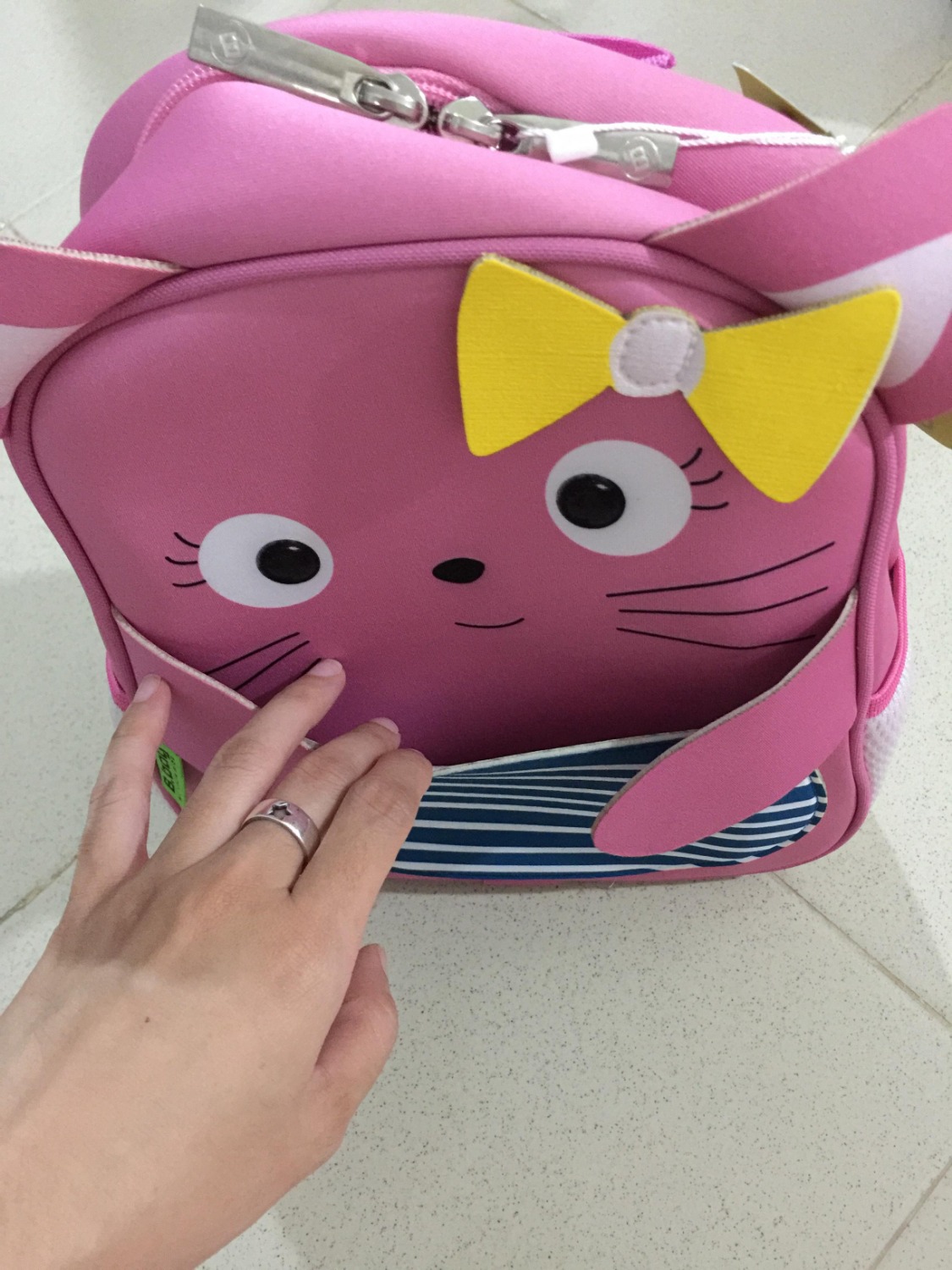 Ba lô đúng như mô tả, rất dễ thương. Size ba lô phù hợp cho các bé mầm non.