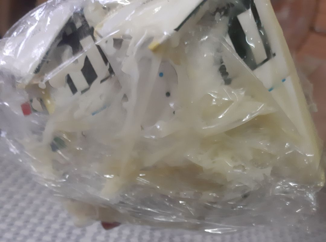 Đóng gói và vận chuyển quá tệ. Mình đặt mua 2 hộp sữa đặt, đóng chung vào thùng với sách. kết quả nhận hàng 2 hộp sữa đều bị bể, sữa chảy đầy ra hộp. Hộp bánh chocopie bị đè dẹp, phải bỏ hộp, lấy bánh thì mấy cái bánh bị nát.