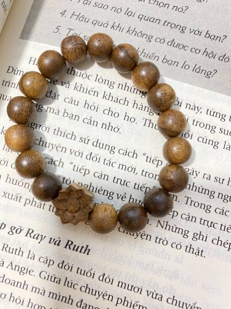 Mình nhận được hàng lâu rồi. giờ mới đánh giá. Về cảm quan vòng đẹp chuẩn trầm tốc. Đeo lên tay rất tôn màu da, sau 1 thời gian thấy hương thơm dịu nhẹ nhàng. Vân gỗ đẹp, vòng nhẹ không nặng tay. Shop nhiệt tình và có bảo hành nên yên tâm.