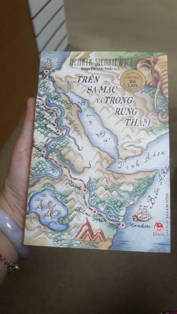 thấy mọi người review nội dung nên mình mua.mình tưởng là truyện tranh định cho bé đọc nhưng khi nhận sách là truyện chữ dài. truyện này dành cho trẻ lớn từ 10 tuổi trở lên và người lớn đọc thì mới hiểu được. tuy không đúng như dự định nhưng do sách quá đẹp, bìa và giấy rất đẹp nên mình giữ để dành đọc.