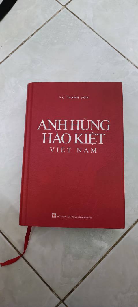 Tiki giao hàng siêu nhanh. Sách giao đến tay mình vẫn còn nguyên vẹn, không bị móp méo. Mình rất thích kiểu bìa của cuốn sách này, đơn giản mà đẹp. Giấy bên trong dày, bề mặt giấy láng mịn. Có 1 tờ giấy bên trong bị gấp lại nhìn hơi khó chịu, mình đã sửa lại nhưng nhìn vẫn còn nếp gấp. Nội dung sách thì mình chưa đọc. Nói chung là vẫn rất ổn.