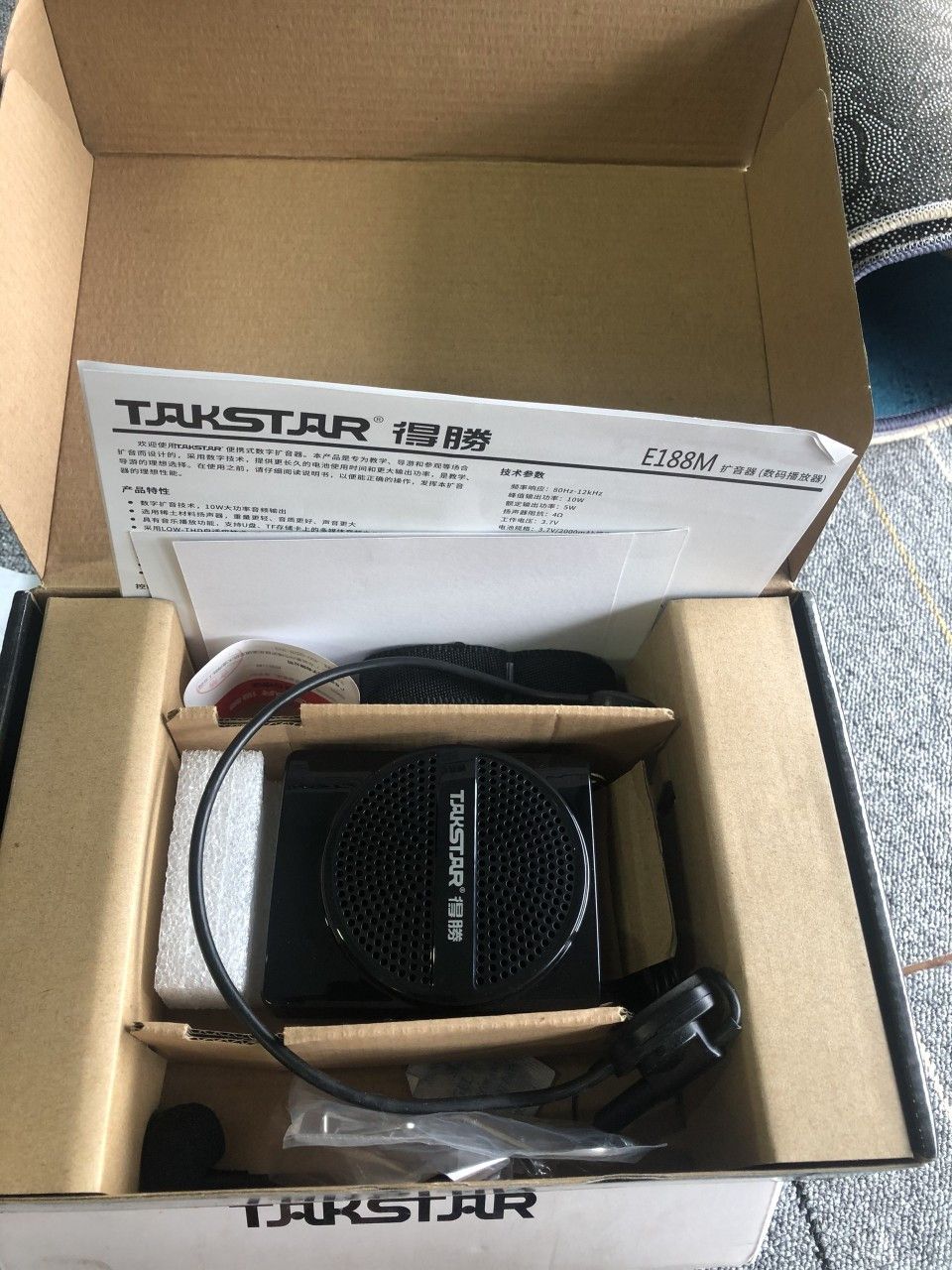 Thiết kế máy nhỏ gọn,âm thanh rõ ràng,giá cả phải chăng mình rất hài lòng về sản phẩm này. tUY NHIÊN chị đồng nghiệp mua cùng mình, bà mua con E300W thì loa to hơn, thiết kế không dây tiện hơn hẳn