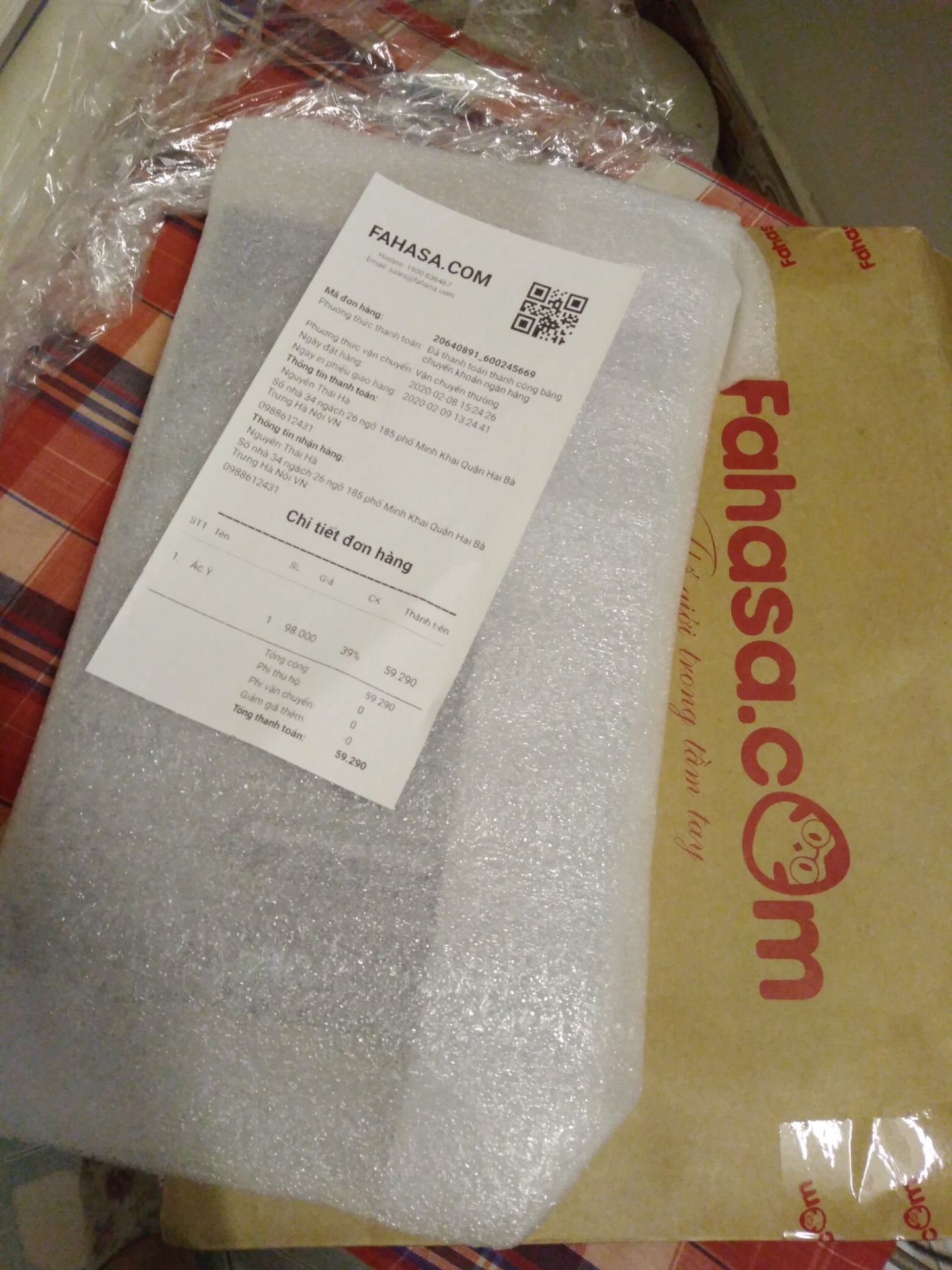 Lần đầu tiên nhận được đơn hàng trong tình trạng tồi như vậy! Sách gói bằng giấy bóng, không có hộp. Gói rất cẩu thả, quăng cả mép. Thậm chí lấy băng keo dán lên bìa sách để cố định. Đơn hàng này bán bởi Tiki Trading. Cùng đơn này tôi cũng mua một sách từ Fahasa thì được gói rất cẩn thận. Thất vọng! Tôi muốn hoàn trả đơn hàng!