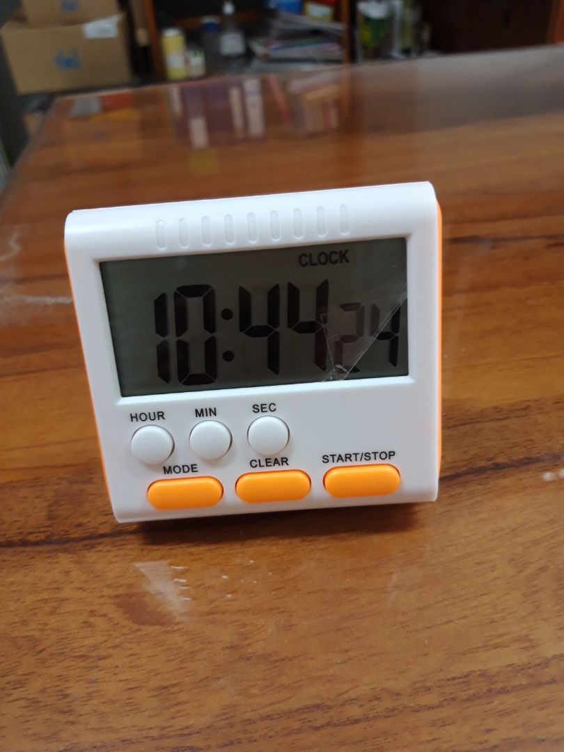 giá rẻ lại kèm theo quà tặng. Hàng China, chuông báo khá lớn, 2 chức năng: dùng làm đồng hồ bình thường, hoặc chức năng đếm giờ. ko có pin đi kèm nhe.