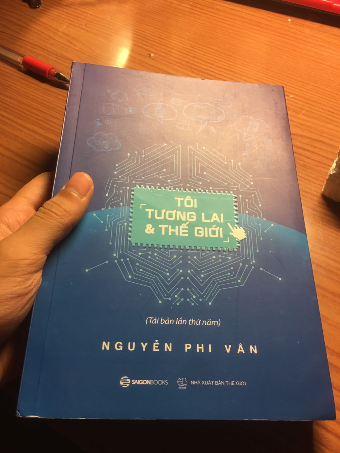 Giao hàng đóng gói cẩn thận ạ. Cả nhân mình thì thấy đọc quyển này khá là cuốn, nhưng về sau thì nội dung nó kiểu hơi chung chung ấy, không có ví dụ thực tiễn mấy :