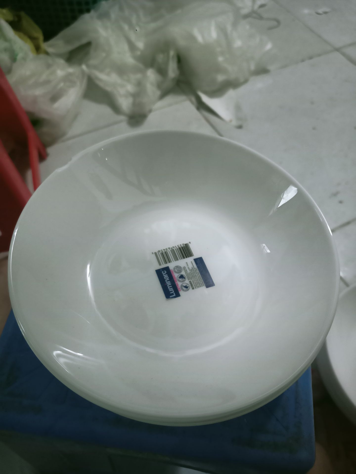 Nghĩ là sản phẩm tốt, nhà mình có con nhỏ, nên xài bị va đập leng keng thường xuyên. Nhưng chưa phát hiện điểm sứt mẻ nào. Quá trình tra tấn, sốc nhiệt với lò vi sóng và máy rửa chén mà em nó vẫn không hề hấn gì. Điểm trừ là shop dán tem chắc quá, banking soda không có tác dụng, phải tẩy bằng xăng. Nhà nào chỉ có xe điện hoặc không có nam nhi trong nhà là ức chế khủng khiếp.