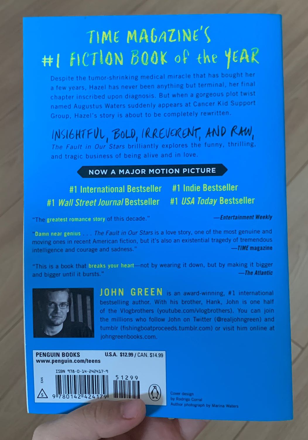 -Vì dịch, không có shipper nên đơn hàng của mình bị giao trễ hơn một tuần so với dự kiến.
-Lúc giao tới sách được Fahasa đóng gói chắc chắn, bao nilon bên ngoài sách, có miếng xốp mỏng chống va đập.
-Bìa sách mềm, đẹp, mở ra sẽ k bị tạo nếp ở gáy sách.
-Có hoá đơn đầy đủ chi tiết!