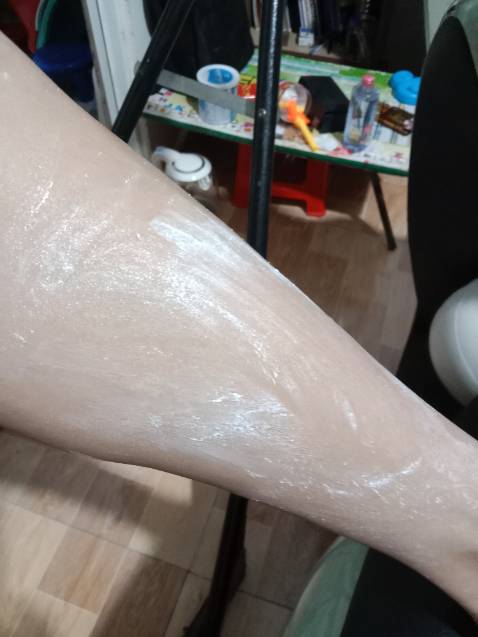 Mình đã sửa từ một sao lại thành năm sao.
Lúc đầu bôi lên 3 ngày liên tục da không có bong.
Chất kem thì hơi bết dính.
Bôi lên một tí thì nó khô, nhìn da rất quằn quại.
Tuy nhiên không nóng rát hay đỏ ửng hay ngứa gì cả.
Bây giờ thì ra đã bắt đầu bong nhé.
Phần da mới bong xong thì nó sáng hơn và mịn hơn.
Hài lòng nhé.