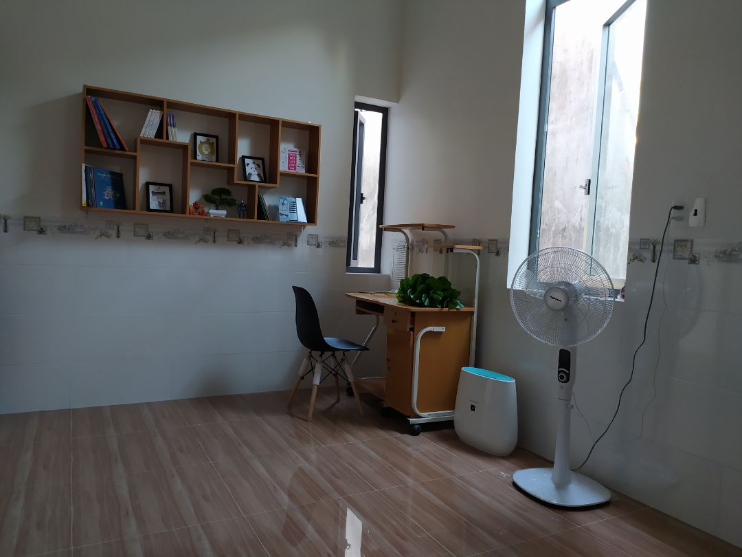 Kệ sách đẹp- chắc chắn - Giao hàng nhanh
- Mình nhận hàng nhưng vì chưa xong nhà nên mình chưa khui và ráp nên cũng lo lắng k biết có giống hình không và có bị thiếu gì không.
-  Hàng đóng gói kĩ và nặng.
- Mình nhớ thợ và dùng máy khoan vít nở ráp được một cách nhanh chóng. 
- tuy nhiên sau khi ráp xong nếu các bạn kê tháng đứng thì các bạn nên mua thêm các nút chân bằng cao su để gắn vào để kệ có thể đứng vững vì các con ốc gắn vào bị lồi lên , để bị cập kênh và nguy hiểm nếu nhà có trẻ nhỏ. và thế là mình quyết định mua đồ về gắn tường như thế này .